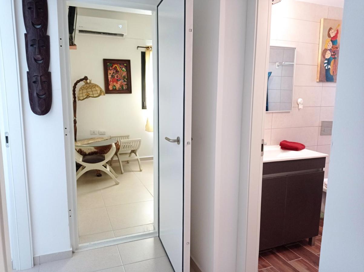 New! Great Location! Vibrant Downtown, Talpiot Market, Flea Market, Carmel Beach, Close To Everywhere Apartment Haifa Bagian luar foto